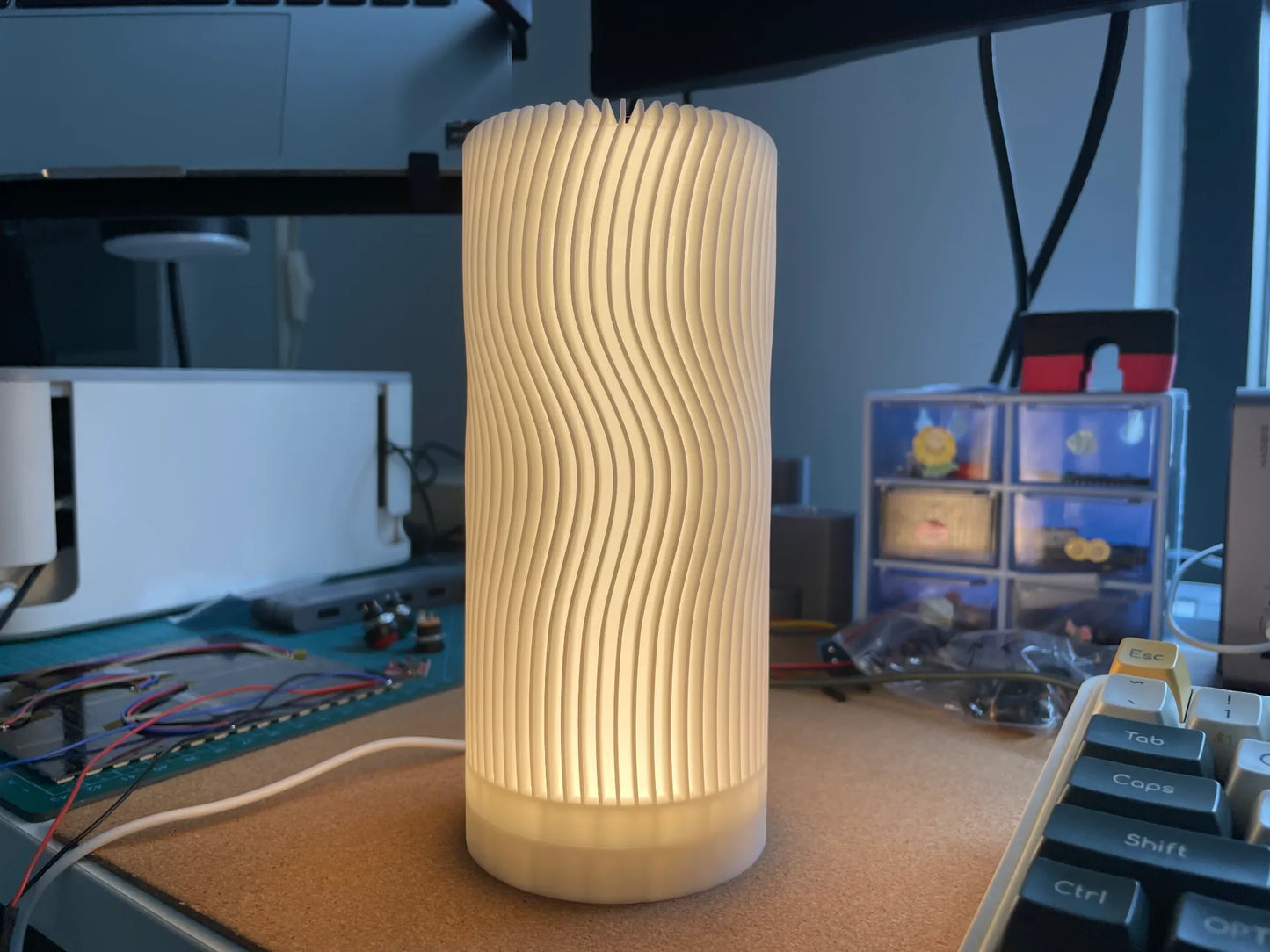 Lámpara de mesa diseño de rallas