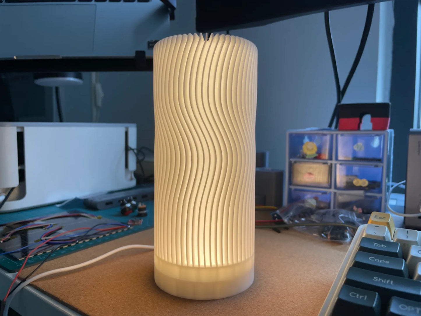 Lámpara de mesa diseño de rallas